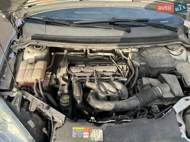 Серый Форд Фокус, объемом двигателя 1.6 л и пробегом 206 тыс. км за 3900 $, фото 53 на Automoto.ua