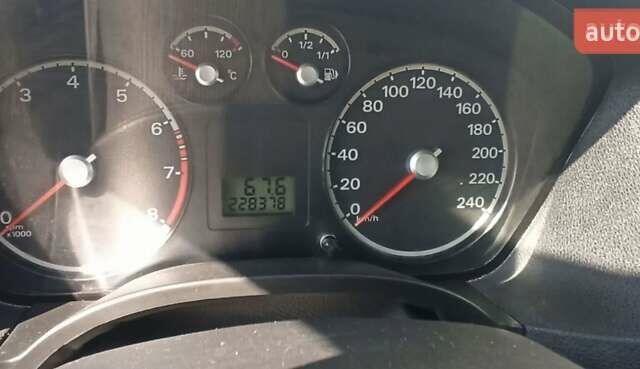 Серый Форд Фокус, объемом двигателя 1.6 л и пробегом 220 тыс. км за 4600 $, фото 7 на Automoto.ua