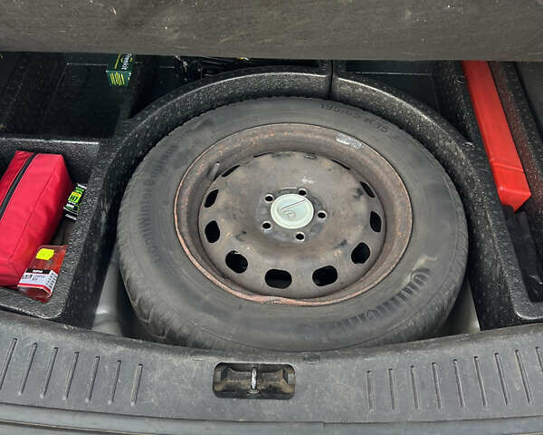 Серый Форд Фокус, объемом двигателя 1.6 л и пробегом 206 тыс. км за 3900 $, фото 47 на Automoto.ua