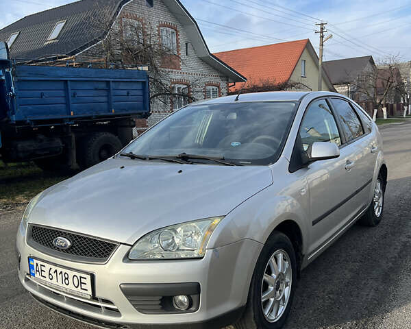 Серый Форд Фокус, объемом двигателя 1.6 л и пробегом 206 тыс. км за 3900 $, фото 1 на Automoto.ua