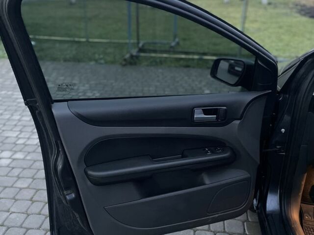 Серый Форд Фокус, объемом двигателя 1.6 л и пробегом 304 тыс. км за 4500 $, фото 10 на Automoto.ua