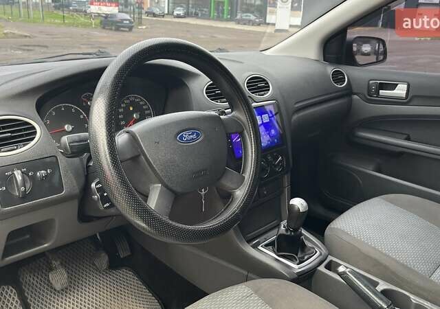 Серый Форд Фокус, объемом двигателя 1.6 л и пробегом 303 тыс. км за 4500 $, фото 8 на Automoto.ua