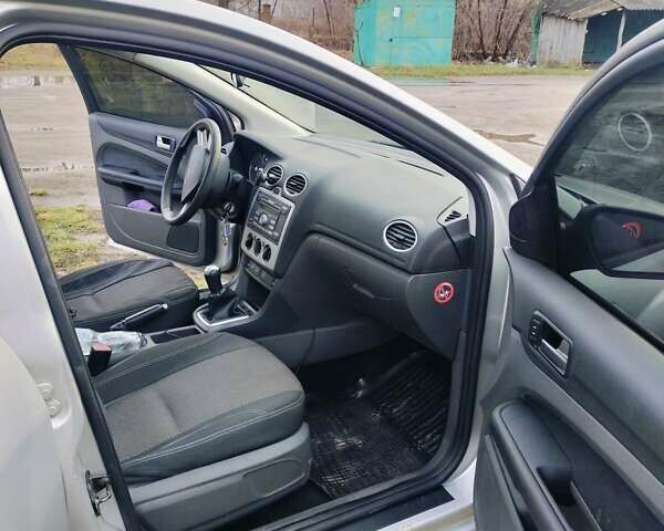 Серый Форд Фокус, объемом двигателя 1.6 л и пробегом 235 тыс. км за 3955 $, фото 2 на Automoto.ua