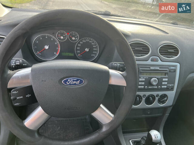 Серый Форд Фокус, объемом двигателя 1.6 л и пробегом 206 тыс. км за 3900 $, фото 35 на Automoto.ua