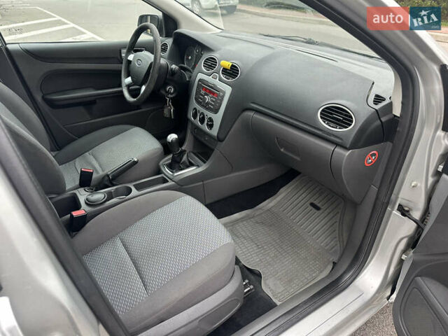 Серый Форд Фокус, объемом двигателя 1.6 л и пробегом 251 тыс. км за 4500 $, фото 25 на Automoto.ua