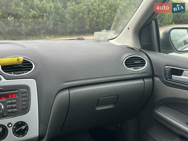 Серый Форд Фокус, объемом двигателя 1.6 л и пробегом 251 тыс. км за 4500 $, фото 30 на Automoto.ua