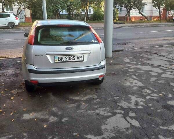 Серый Форд Фокус, объемом двигателя 1.6 л и пробегом 273 тыс. км за 4800 $, фото 2 на Automoto.ua