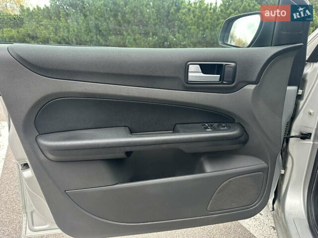 Серый Форд Фокус, объемом двигателя 1.6 л и пробегом 251 тыс. км за 4500 $, фото 14 на Automoto.ua