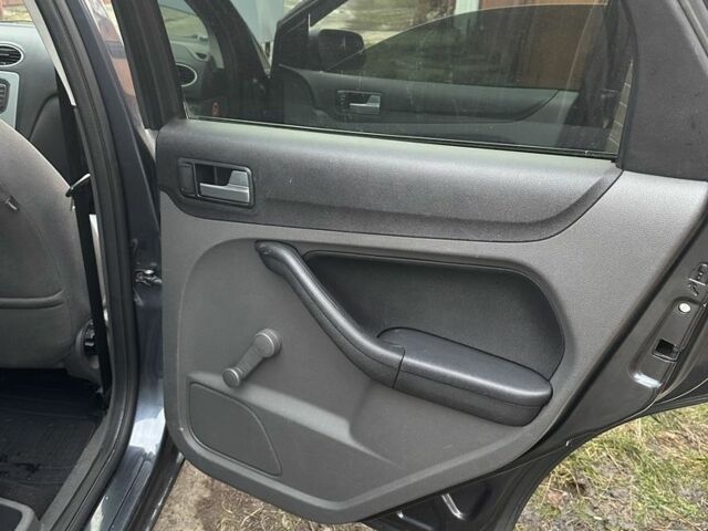 Серый Форд Фокус, объемом двигателя 1.6 л и пробегом 244 тыс. км за 3850 $, фото 6 на Automoto.ua