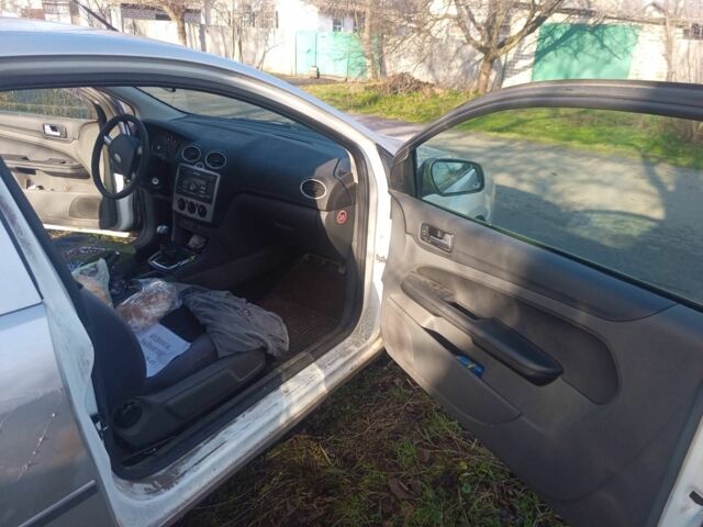 Серый Форд Фокус, объемом двигателя 1.6 л и пробегом 437 тыс. км за 1182 $, фото 3 на Automoto.ua