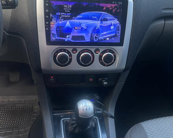 Серый Форд Фокус, объемом двигателя 1.6 л и пробегом 370 тыс. км за 4400 $, фото 1 на Automoto.ua