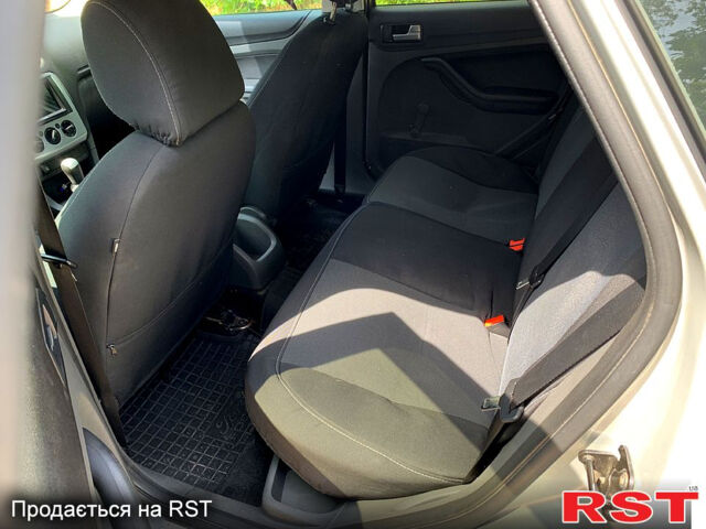 Серый Форд Фокус, объемом двигателя 1.6 л и пробегом 293 тыс. км за 5100 $, фото 6 на Automoto.ua