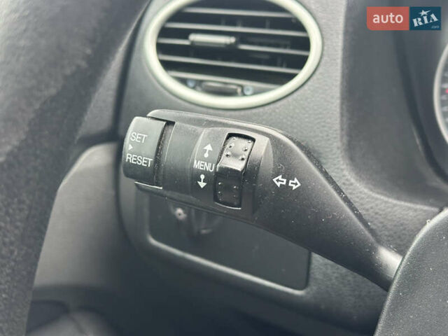 Серый Форд Фокус, объемом двигателя 1.6 л и пробегом 251 тыс. км за 4500 $, фото 32 на Automoto.ua