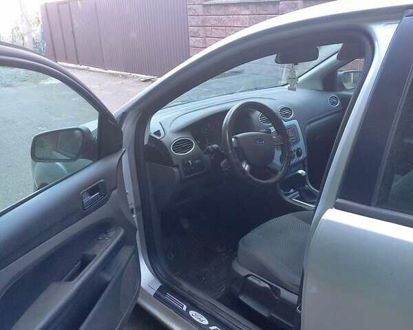 Серый Форд Фокус, объемом двигателя 1.6 л и пробегом 273 тыс. км за 4800 $, фото 3 на Automoto.ua