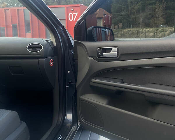 Серый Форд Фокус, объемом двигателя 1.6 л и пробегом 370 тыс. км за 4400 $, фото 7 на Automoto.ua