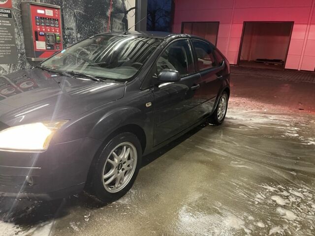 Серый Форд Фокус, объемом двигателя 1.8 л и пробегом 300 тыс. км за 1850 $, фото 2 на Automoto.ua