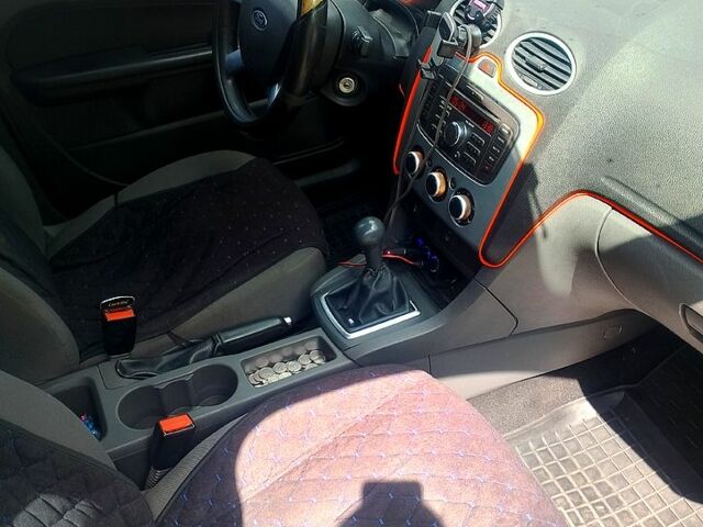 Серый Форд Фокус, объемом двигателя 1.6 л и пробегом 620 тыс. км за 3900 $, фото 6 на Automoto.ua