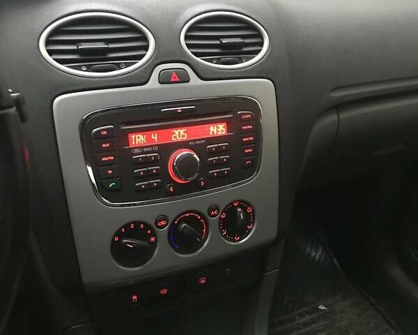 Серый Форд Фокус, объемом двигателя 1.6 л и пробегом 198 тыс. км за 4200 $, фото 4 на Automoto.ua