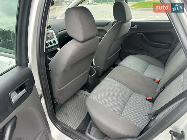 Серый Форд Фокус, объемом двигателя 1.6 л и пробегом 251 тыс. км за 4500 $, фото 18 на Automoto.ua