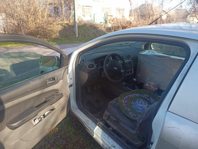 Серый Форд Фокус, объемом двигателя 1.6 л и пробегом 437 тыс. км за 1182 $, фото 4 на Automoto.ua