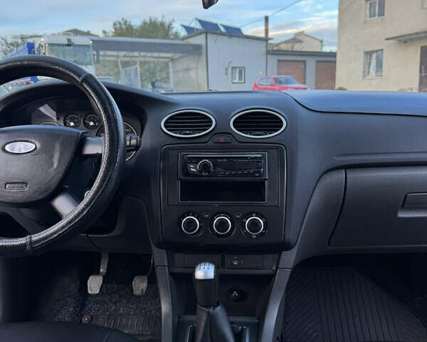 Серый Форд Фокус, объемом двигателя 1.6 л и пробегом 243 тыс. км за 4200 $, фото 20 на Automoto.ua