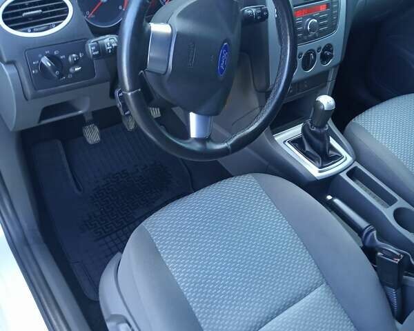 Сірий Форд Фокус, об'ємом двигуна 1.6 л та пробігом 271 тис. км за 5200 $, фото 4 на Automoto.ua