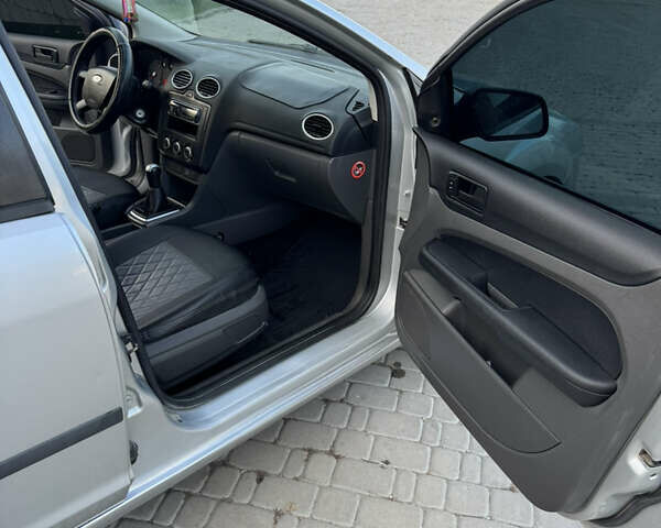 Серый Форд Фокус, объемом двигателя 1.6 л и пробегом 243 тыс. км за 4200 $, фото 16 на Automoto.ua