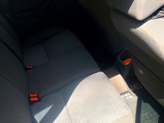 Серый Форд Фокус, объемом двигателя 1.6 л и пробегом 620 тыс. км за 3900 $, фото 4 на Automoto.ua