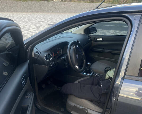 Серый Форд Фокус, объемом двигателя 1.6 л и пробегом 370 тыс. км за 4400 $, фото 5 на Automoto.ua