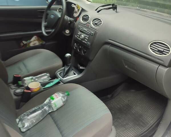 Серый Форд Фокус, объемом двигателя 1.39 л и пробегом 220 тыс. км за 4200 $, фото 2 на Automoto.ua