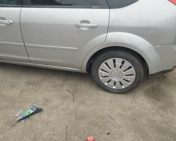 Серый Форд Фокус, объемом двигателя 1.6 л и пробегом 170 тыс. км за 5300 $, фото 5 на Automoto.ua