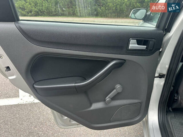 Серый Форд Фокус, объемом двигателя 1.6 л и пробегом 251 тыс. км за 4500 $, фото 17 на Automoto.ua