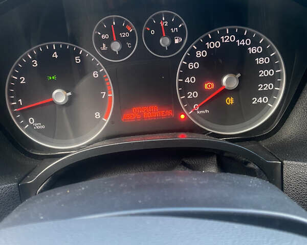 Серый Форд Фокус, объемом двигателя 1.6 л и пробегом 370 тыс. км за 4400 $, фото 2 на Automoto.ua