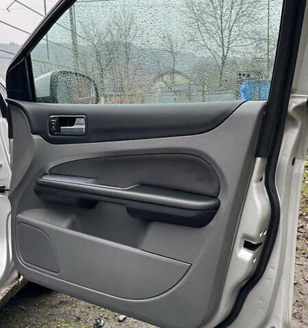 Серый Форд Фокус, объемом двигателя 1.6 л и пробегом 240 тыс. км за 5000 $, фото 27 на Automoto.ua