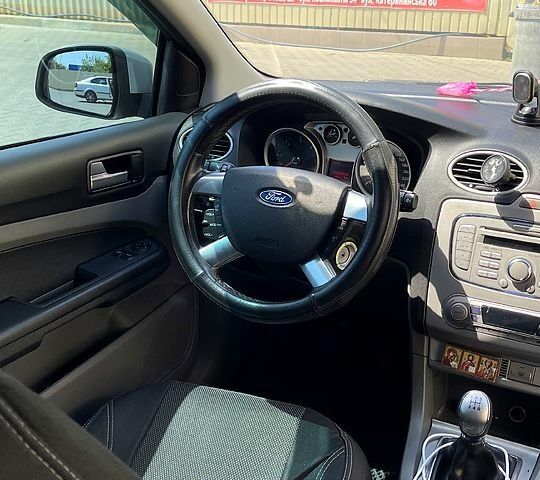 Серый Форд Фокус, объемом двигателя 1.8 л и пробегом 333 тыс. км за 5200 $, фото 7 на Automoto.ua