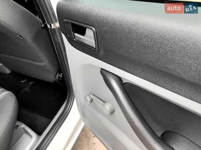 Серый Форд Фокус, объемом двигателя 1.6 л и пробегом 188 тыс. км за 4990 $, фото 55 на Automoto.ua