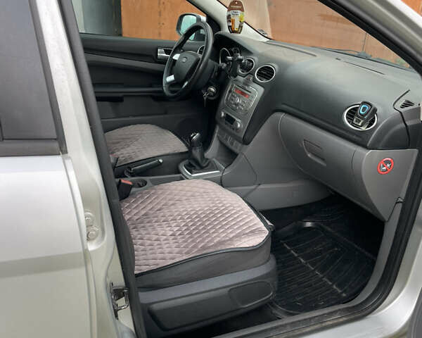 Серый Форд Фокус, объемом двигателя 1.56 л и пробегом 275 тыс. км за 5506 $, фото 7 на Automoto.ua