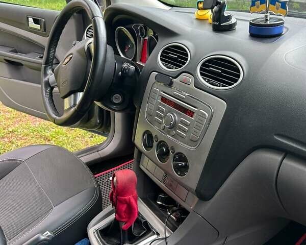 Серый Форд Фокус, объемом двигателя 1.8 л и пробегом 293 тыс. км за 5000 $, фото 12 на Automoto.ua