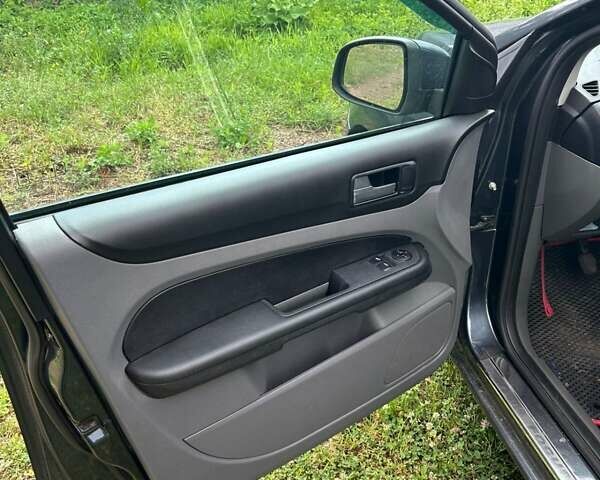 Серый Форд Фокус, объемом двигателя 1.8 л и пробегом 293 тыс. км за 5000 $, фото 2 на Automoto.ua