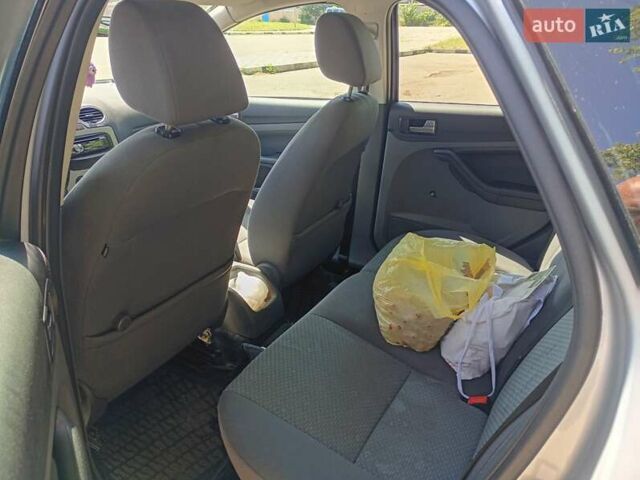 Серый Форд Фокус, объемом двигателя 1.6 л и пробегом 141 тыс. км за 5000 $, фото 4 на Automoto.ua