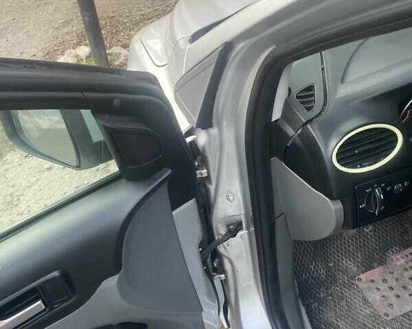 Серый Форд Фокус, объемом двигателя 1.6 л и пробегом 260 тыс. км за 4200 $, фото 32 на Automoto.ua