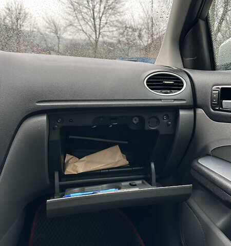 Серый Форд Фокус, объемом двигателя 1.6 л и пробегом 240 тыс. км за 5000 $, фото 35 на Automoto.ua