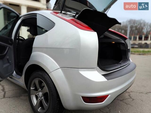 Серый Форд Фокус, объемом двигателя 1.6 л и пробегом 188 тыс. км за 4990 $, фото 12 на Automoto.ua