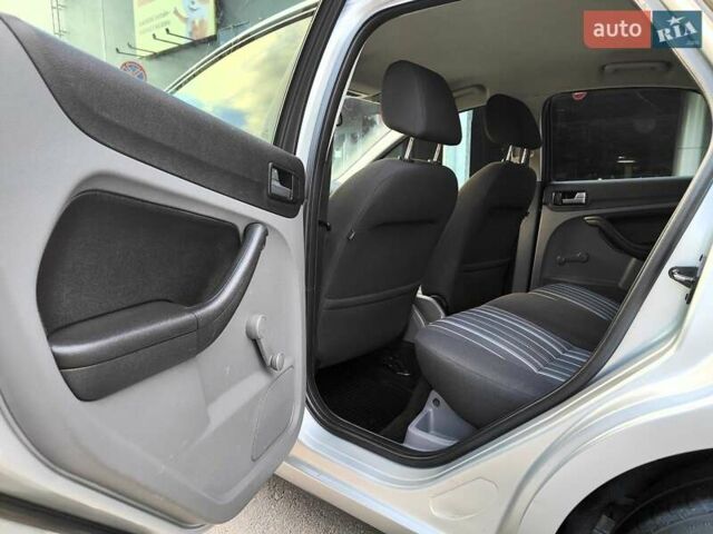 Форд Фокус 2008 в Киеве на Automoto.ua Серый Форд Фокус, объемом двигателя 1.6 л и пробегом 188 тыс. км за 5490 $, фото 42 на Automoto.ua