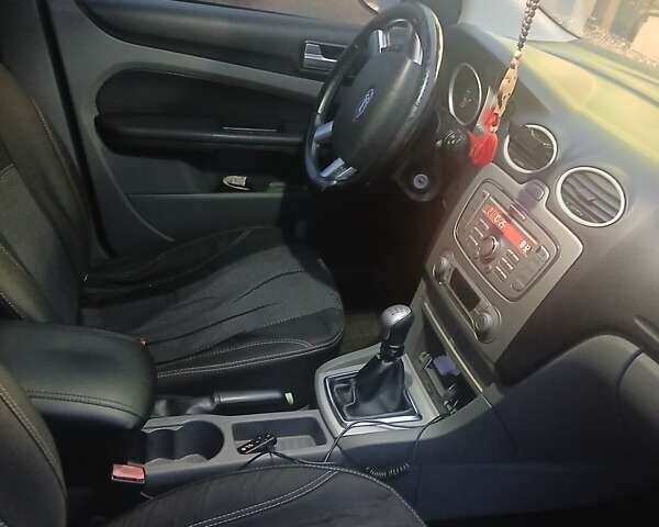 Серый Форд Фокус, объемом двигателя 1.6 л и пробегом 297 тыс. км за 4800 $, фото 7 на Automoto.ua