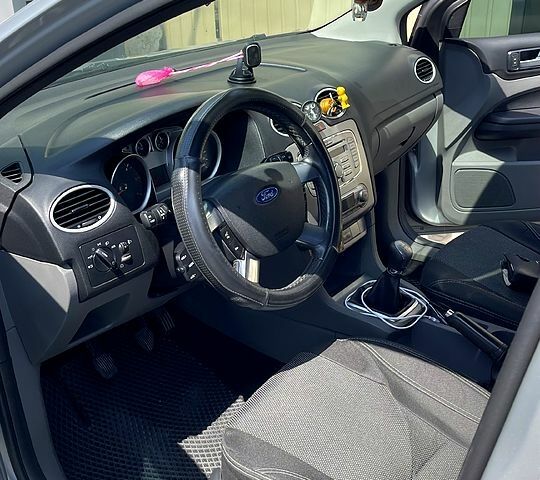 Серый Форд Фокус, объемом двигателя 1.8 л и пробегом 333 тыс. км за 5200 $, фото 5 на Automoto.ua