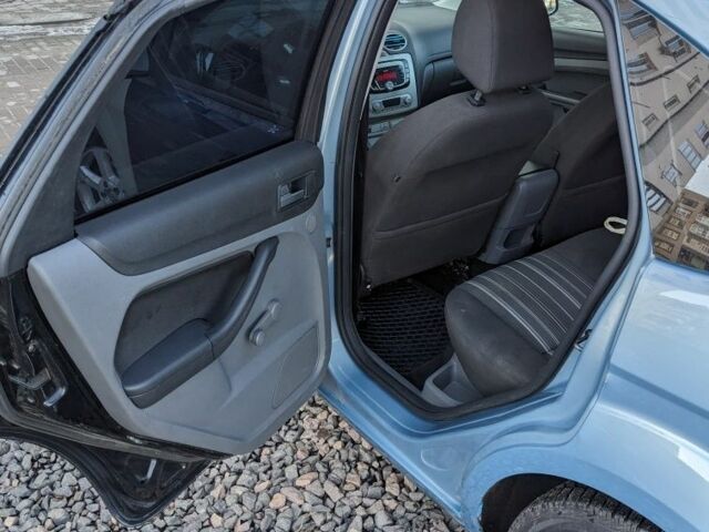 Серый Форд Фокус, объемом двигателя 1.6 л и пробегом 330 тыс. км за 3300 $, фото 7 на Automoto.ua