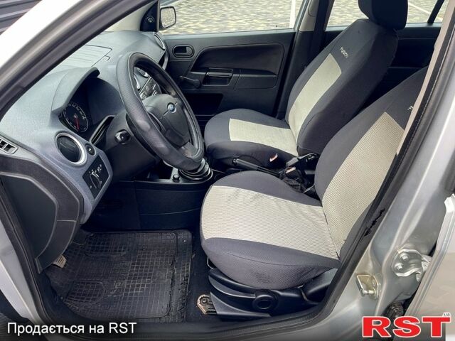 Серый Форд Фокус, объемом двигателя 1.4 л и пробегом 133 тыс. км за 3700 $, фото 7 на Automoto.ua