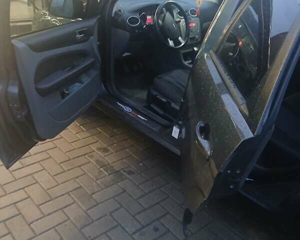 Серый Форд Фокус, объемом двигателя 1.6 л и пробегом 297 тыс. км за 4800 $, фото 5 на Automoto.ua