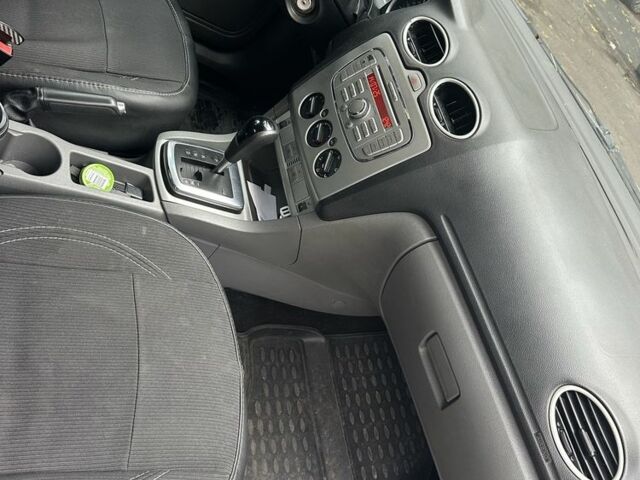 Серый Форд Фокус, объемом двигателя 1.6 л и пробегом 250 тыс. км за 3700 $, фото 9 на Automoto.ua